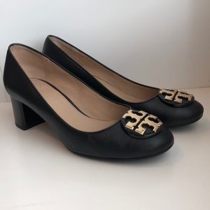 Tory Burch Black Chelsea 2” Pump With Gold Logo